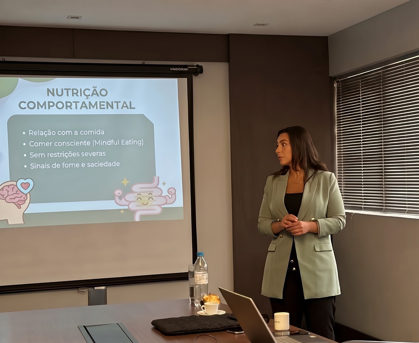 Giullia Magueta durante palestra sobre nutrição comportamental